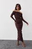 Силуэтное платье с драпировкой и открытыми плечами - 00102 коричневый
