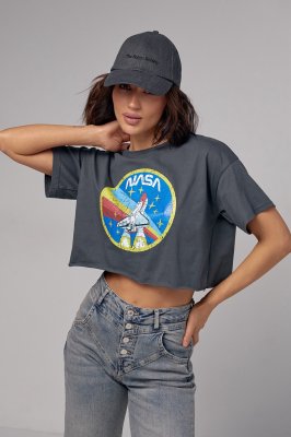 Укорочена жіноча футболка з принтом Nasa - 1259 темно-сірий