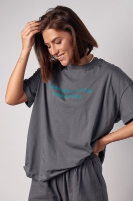 Женская футболка oversize с надписью - 241098 серая