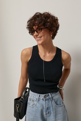 Вязаная однотонная майка в рубчик 2560 черный