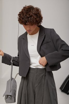 Короткий классический жакет с асимметричным низом 3388 темно-серый