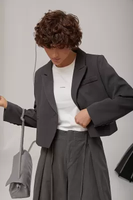 Короткий классический жакет с асимметричным низом 3388 темно-серый