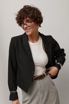 Короткий классический жакет с асимметричным низом 3388 черный