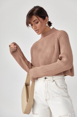 Короткий вязаный свитер с рукавами-регланами 3935 коричневый