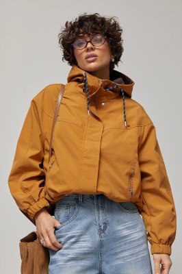 Короткая женская ветровка с капюшоном 7801 светло-коричневый