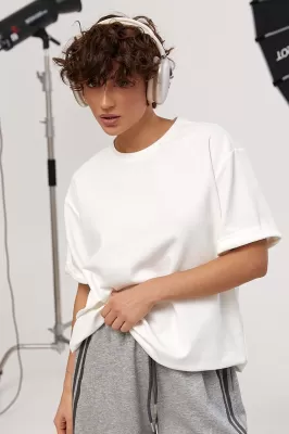 Однотонна футболка в рубчик вільного фасону 90060 молочний