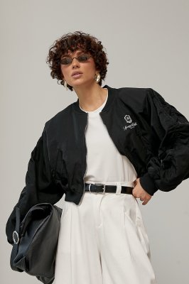 Женская ветровка-бомбер с объемными рукавами 9075 черный